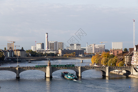 巴塞尔莱茵河的中桥背景