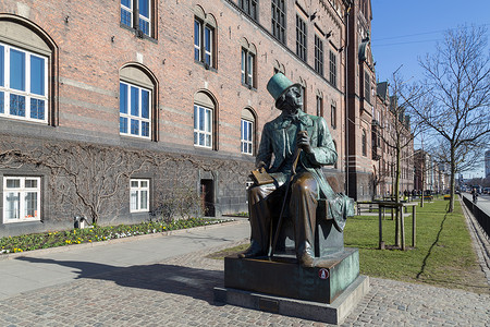 哥本哈根雕像数字男人童话旅游游客评书阅读城市地标作者背景图片