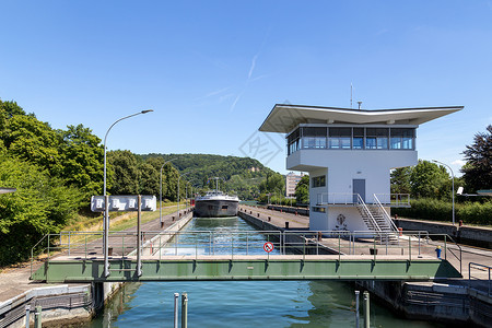 莱茵河讷运河水闸建筑学高清图片