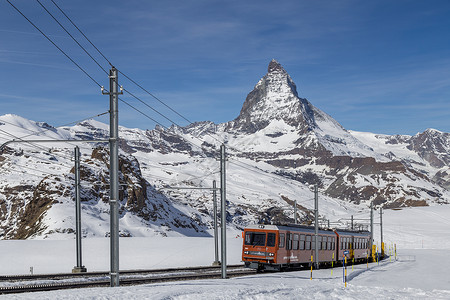高纳格拉特火车在马德霍恩前面高度晴天蓝色岩石旅行滑雪游客运输天空高山背景