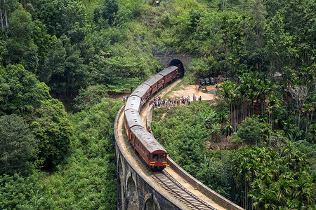 九大簋在斯里兰卡德莫达拉的九大拱桥培训穿越游客建筑学铁路旅游旅行爬坡高地火车地标背景
