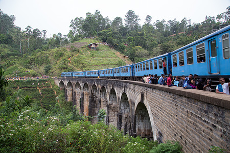 莫斯奎鲁埃拉在斯里兰卡德莫达拉的九大拱桥培训自拍旅行火车穿越地标运输吸引力爬坡铁路游客背景