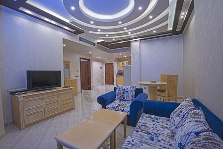 室内设计豪豪豪公寓客厅和阳台餐桌休息室蓝色沙发房间长椅房子软垫住宅椅子背景图片