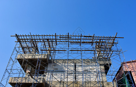 正在建造的一栋大楼上架脚架车站天空工业网络电气传播金属建筑力量网站背景图片