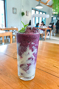 一杯蓝莓凉水和薄荷玻璃食物酸奶饮料水果果汁奶油乡村蓝色紫色背景图片
