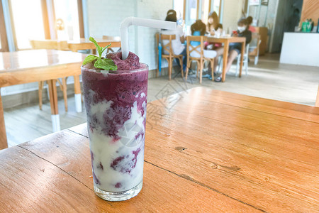 一杯蓝莓凉水和薄荷水果节食浆果紫色酸奶早餐牛奶饮料甜点奶油背景图片