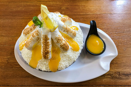 水果甜点 用来解渴冰淇淋桌子奶油香草柠檬餐厅牛奶黄色食物盘子背景图片
