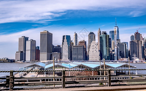 看着新纽约市曼哈顿的天线摩天大楼大楼地标日落建筑物建筑学景观办公室街道城市旅行高清图片素材