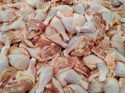 市场上的新鲜鸡腿 原材料食品 注烹饪白色美食大腿食物家禽香菜木板胸部皮肤背景图片