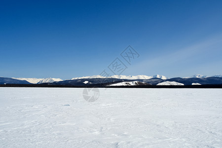 冬季的白卡尔山雪 下雪的森林覆盖了山岳仙境蓝色乐趣松树季节新年全景雪花景观山麓背景图片