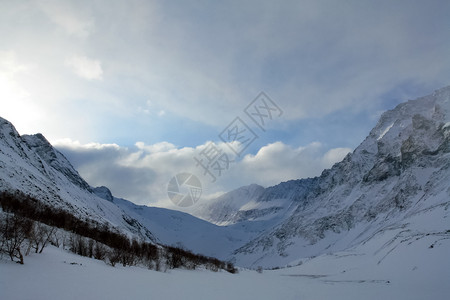 卡布里利亚冬季的白卡尔山雪 下雪的森林覆盖了山岳冰雕松树雪花场地雪堆季节旅行场景蓝色雕塑背景