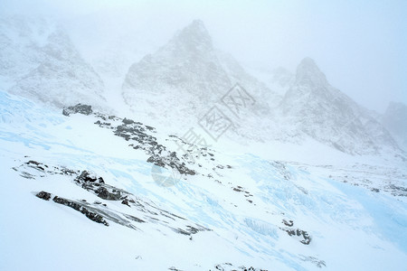 霍奇卡尔冬季的白卡尔山雪 下雪的森林覆盖了山岳松树场景针叶林旅游蓝色天空景观降雪季节旅行背景