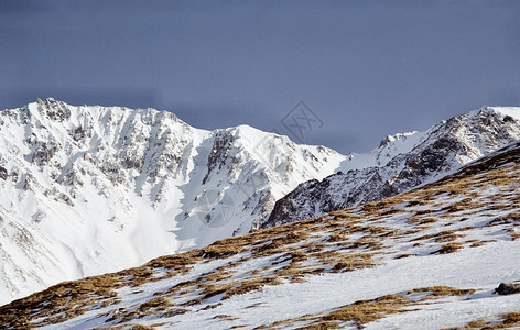 萨彦岭冬雪中的赛昂山 山的本质是说旅行山峰全景颜色远足蓝色森林岩石踪迹反射背景