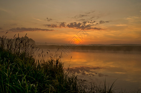 湖水上的太阳反射海浪季节高清图片