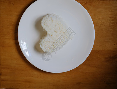 白盘中蒸炒大米的心脏形状午餐白色盘子食物饮食美食餐厅背景图片