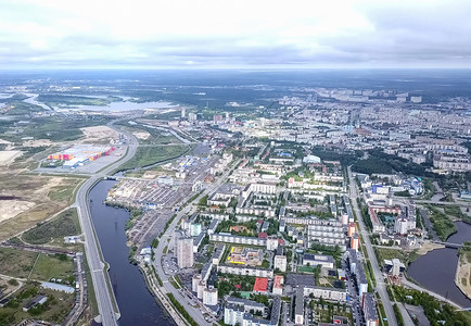 从上面看苏尔古特市 亨特斯曼西自治区 鸟眼观的阴暗城市板房房子城市化环境抵押历史建筑学文化景观工业区背景图片