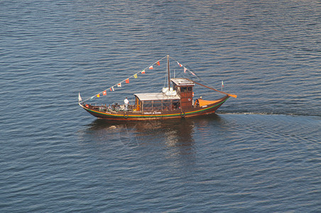 欧罗巴葡萄牙波尔图杜罗河上的船只蓝色天气血管藤蔓港口运输文化建筑木桶景观背景