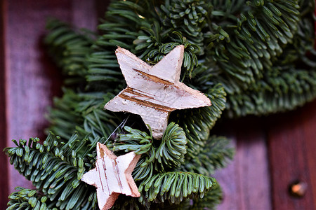 Firf 分支圣诞装饰 两颗小恒星作为近距离季节杉枝桦木星星木头背景图片
