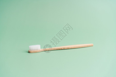 浅绿色背景的环保竹木抗菌牙刷口服牙膏卫生刷子牙科回收材料生态工具生物背景图片