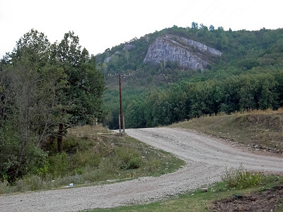 穿过各种阻碍Beloertsky 草原 自然阻碍了Beloretsky 道路和地貌全景旅行天空登山晴天铁路峡谷牙齿顶峰马戏团背景