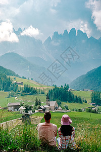 意大利多洛米特人意大利境内男女在空旷中色彩山峰高山旅行假期男人远足旅游冒险顶峰背景图片