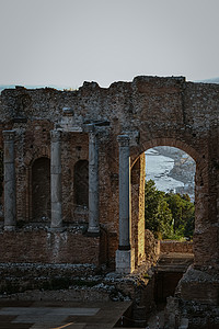 位于西西里岛东岸梅西纳市的Taormina市 是意大利历史背景的Taormina古希腊剧院的废墟地标旅行游客古董全景剧院海岸明信背景图片