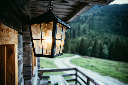 绿灯侠被挂在一个老木屋的阳台上小屋古董木板高山假期旅馆平房乡村背景图片