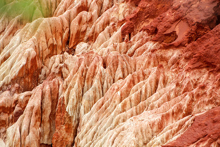 苏亚雷斯马达加斯加公园的砂岩构造和针头红地地形旅行绿色风景岩石峡谷胭脂红巡航石头背景