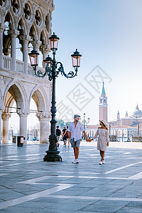 一对夫妇在威尼斯进行城市旅行 欣赏圣马可广场 意大利威尼斯总督府公爵宫的景色 威尼斯的建筑和地标 威尼斯的日出城市景观女孩夫妻访背景图片