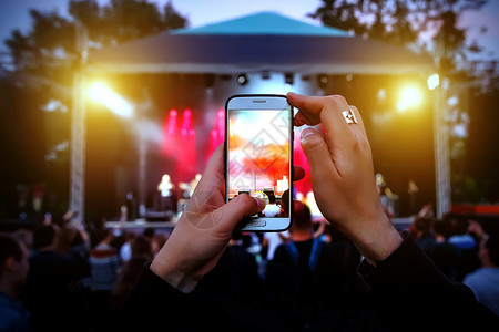 通过手机在互联网上播放音乐节目 校对 Portnoy唱歌播送比赛人群音乐家观众网络音乐会屏幕播客背景图片