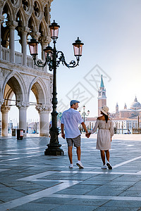 一对夫妇在威尼斯进行城市旅行 欣赏圣马可广场 意大利威尼斯总督府公爵宫的景色 威尼斯的建筑和地标 威尼斯的日出城市景观历史女孩大背景图片