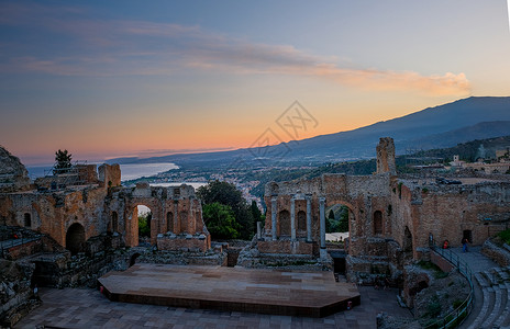 位于西西里岛东岸梅西纳市的Taormina市 是意大利历史背景的Taormina古希腊剧院的废墟文化古董村庄剧院柱子海岸旅游历史背景图片