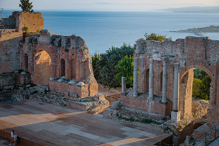位于西西里岛东岸梅西纳市的Taormina市 是意大利历史背景的Taormina古希腊剧院的废墟剧院旅游地标火山游客历史性蓝色海背景图片