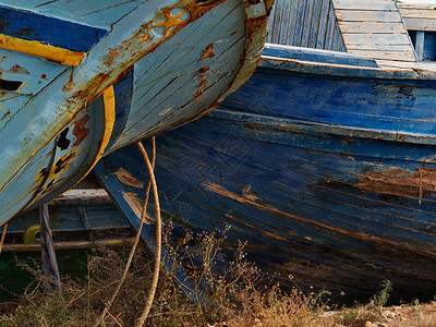 西西里港废弃船只的前剖口高清图片