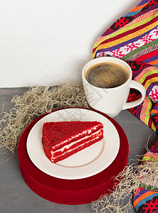 红美味蛋糕片加黑咖啡糖果面粉花冠甜点糕点勺子咖啡玻璃面团盘子背景图片