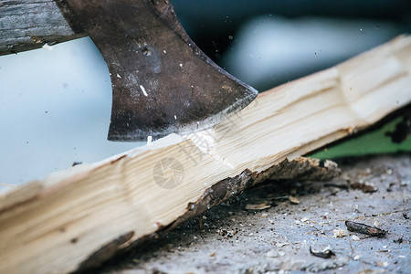 木头取火拾柴取火 尖斧头在一块块上砍柴橡木工具森林金属木工人运动木材农村树桩力量背景