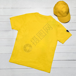 带隔离帽的黄色男士运动 T 恤背景图片