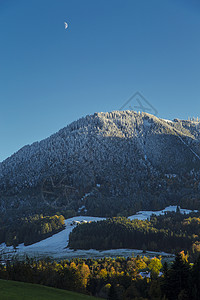 山上和半月下雪的风景图片