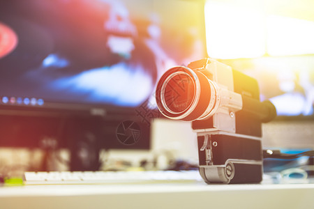 电影制作 古老的旧摄影机在桌子上 背景中的剪切室 阳光模拟训练摄像机娱乐镜头电影业裁剪作坊相机生产背景
