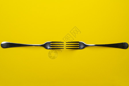 黄色黑色叉子两个叉子团体早餐美食餐厅金属桌子刀具银器工作室反射背景