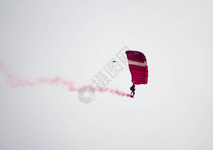 烟雾尾迹滑翔伞烟迹高清图片