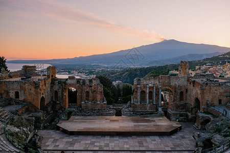 位于西西里岛东岸梅西纳市的Taormina市 是意大利历史背景的Taormina古希腊剧院的废墟建筑学海岸地标火山假期全景村庄蓝背景图片