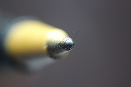 Ballpoint 笔尖带深灰色背景的宏照片圆珠笔摄影教育商业微距选择性形象金属宏观焦点背景图片