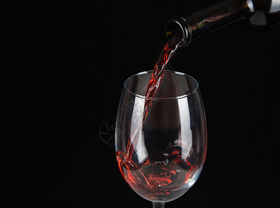 红酒倒入玻璃杯中气泡酒杯玻璃反射酒精酒吧饮料庆典运动玫瑰背景图片