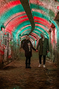 荷兰乌得勒支市中心甘泽马克特的 彩色绿色 蓝色 粉红色景观艺术家照明中心市中心建筑学通道社论壁画自由背景图片