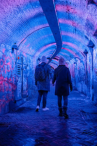 荷兰乌得勒支市中心甘泽马克特的 彩色绿色 蓝色 粉红色照明紫色中心涂鸦石头流明壁画城市社论景观背景图片