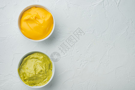 乐视手机壁纸传统墨西哥玉米卷 白色背景 顶视或平面上绿色的瓜卡莫乐和黄奶酪酱 带复制文本的空间背景