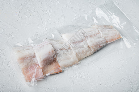 Raw Haddock无皮肤鱼 塑料真空 包装在白色背景上背景图片