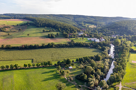 索伯恩海姆德国莱茵兰帕拉蒂茨的风景空中观气球城市农田阳光葡萄园爬坡领域风光植物村庄背景