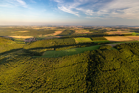 海姆立克法德国莱茵兰帕拉蒂茨的风景空中观植物气球风光全景农业发电机山脉森林葡萄园空气背景